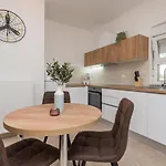 Petra S Bazenom, Rostiljem I Parkingom Appartement