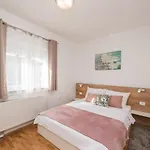 Petra S Bazenom, Rostiljem I Parkingom