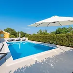 Petra S Bazenom, Rostiljem I Parkingom Zadar