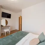 Petra S Bazenom, Rostiljem I Parkingom Appartement Zadar