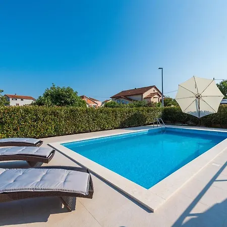 Petra S Bazenom, Rostiljem I Parkingom 아파트 *