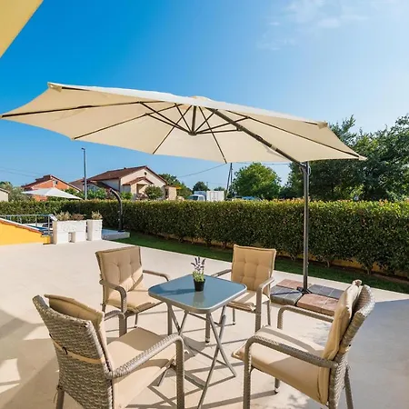 Petra S Bazenom, Rostiljem I Parkingom 자다르