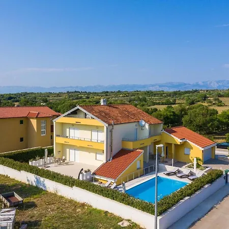 아파트 Petra S Bazenom, Rostiljem I Parkingom 자다르