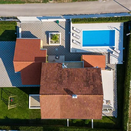 Petra S Bazenom, Rostiljem I Parkingom 아파트