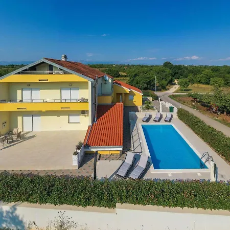 Petra S Bazenom, Rostiljem I Parkingom 자다르