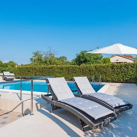 아파트 Petra S Bazenom, Rostiljem I Parkingom