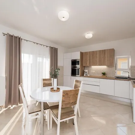 Apartman Petra S Bazenom, Rostiljem I Parkingom *