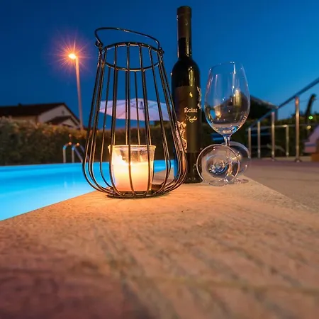 Petra S Bazenom, Rostiljem I Parkingom 아파트