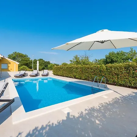 Petra S Bazenom, Rostiljem I Parkingom 자다르