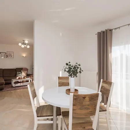 Apartman Petra S Bazenom, Rostiljem I Parkingom