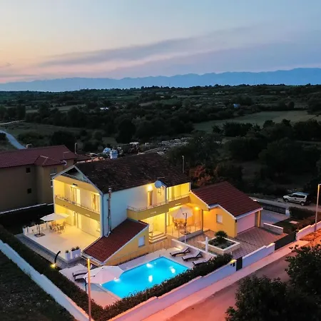 아파트 Petra S Bazenom, Rostiljem I Parkingom *