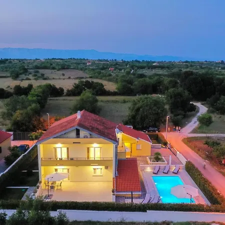 Petra S Bazenom, Rostiljem I Parkingom 아파트 *