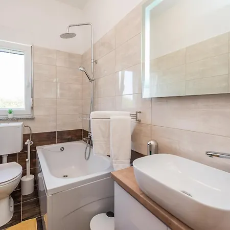 아파트 Petra S Bazenom, Rostiljem I Parkingom *