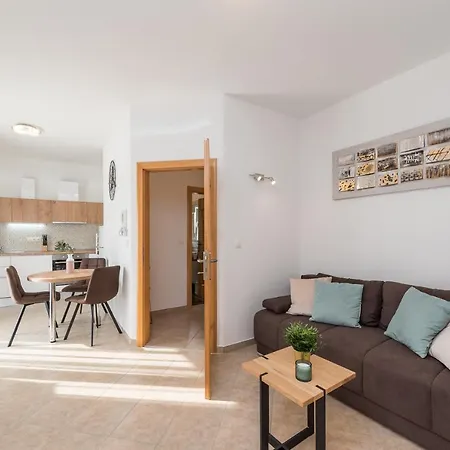 아파트 Petra S Bazenom, Rostiljem I Parkingom *