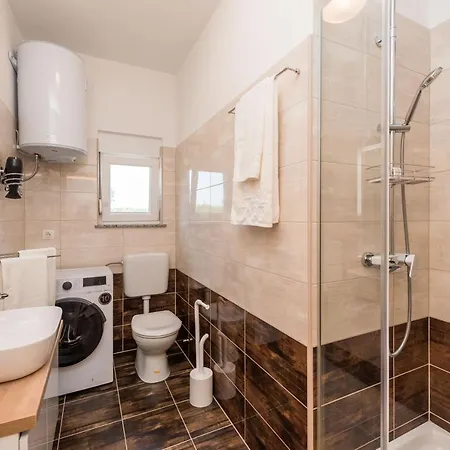 Petra S Bazenom, Rostiljem I Parkingom 자다르