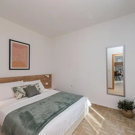 Petra S Bazenom, Rostiljem I Parkingom 아파트 *