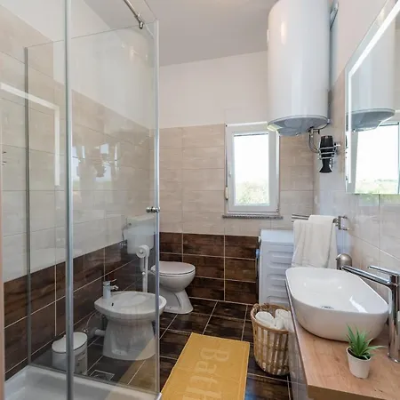 Petra S Bazenom, Rostiljem I Parkingom 자다르