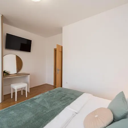 Petra S Bazenom, Rostiljem I Parkingom 아파트 자다르