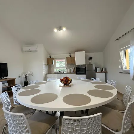 Petra S Bazenom, Rostiljem I Parkingom Apartman *