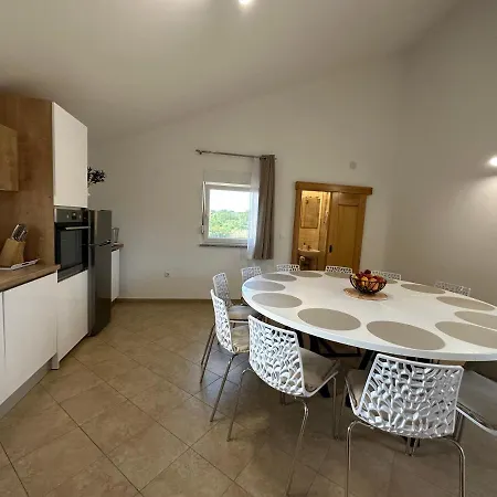 Petra S Bazenom, Rostiljem I Parkingom 아파트 *