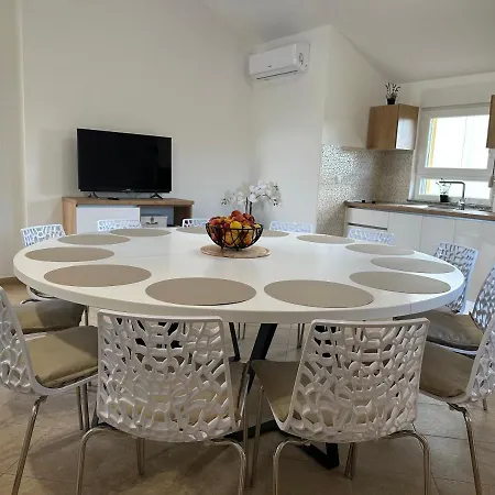 Petra S Bazenom, Rostiljem I Parkingom 아파트 자다르