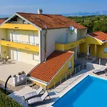 Apartman Petra S Bazenom, Rostiljem I Parkingom Zára