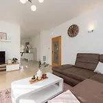Petra S Bazenom, Rostiljem I Parkingom Apartman