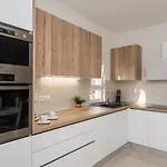 Petra S Bazenom, Rostiljem I Parkingom Apartman