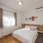 Apartman Petra S Bazenom, Rostiljem I Parkingom