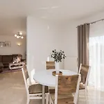 Apartman Petra S Bazenom, Rostiljem I Parkingom