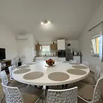 Petra S Bazenom, Rostiljem I Parkingom Apartman *