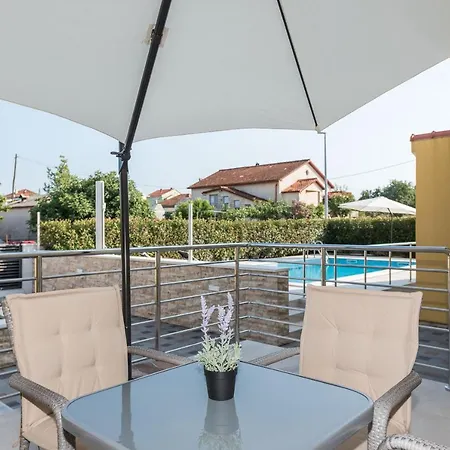 Petra S Bazenom, Rostiljem I Parkingom 公寓