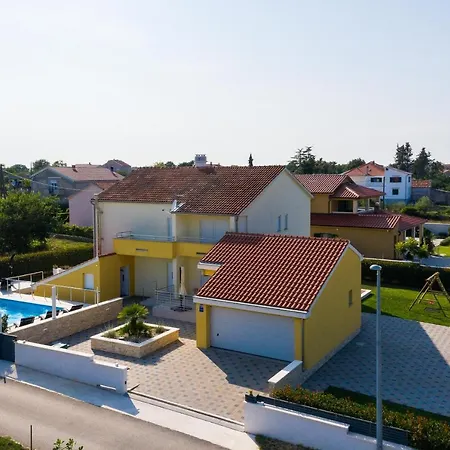 Petra S Bazenom, Rostiljem I Parkingom *