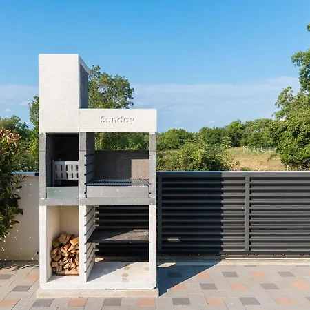 Petra S Bazenom, Rostiljem I Parkingom 公寓