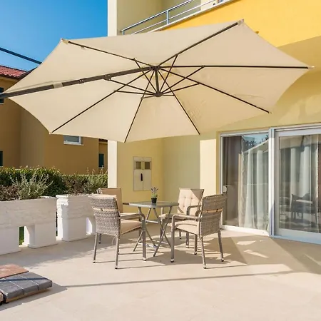 Petra S Bazenom, Rostiljem I Parkingom 公寓