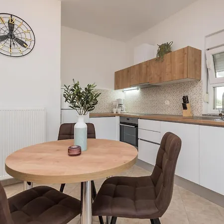 Petra S Bazenom, Rostiljem I Parkingom 公寓