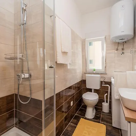 Petra S Bazenom, Rostiljem I Parkingom 公寓