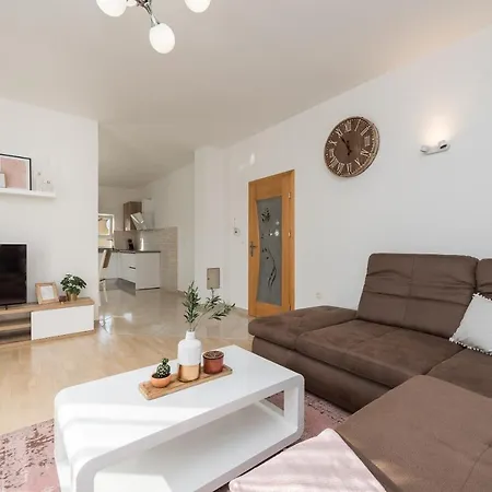 Petra S Bazenom, Rostiljem I Parkingom 公寓