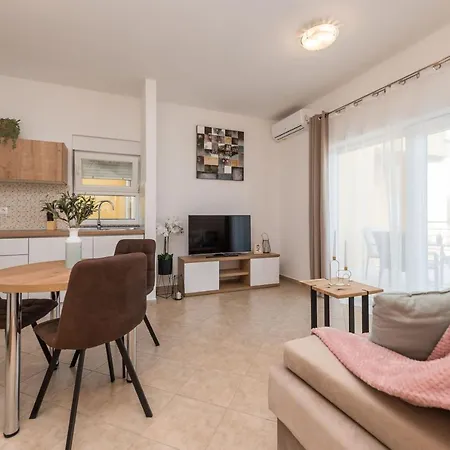 Petra S Bazenom, Rostiljem I Parkingom 公寓