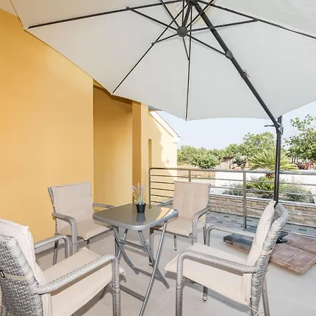 Petra S Bazenom, Rostiljem I Parkingom