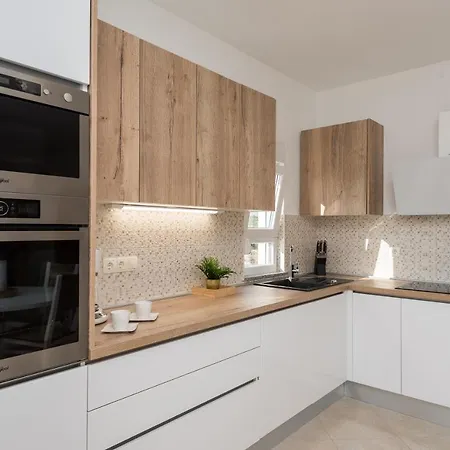 Petra S Bazenom, Rostiljem I Parkingom 公寓