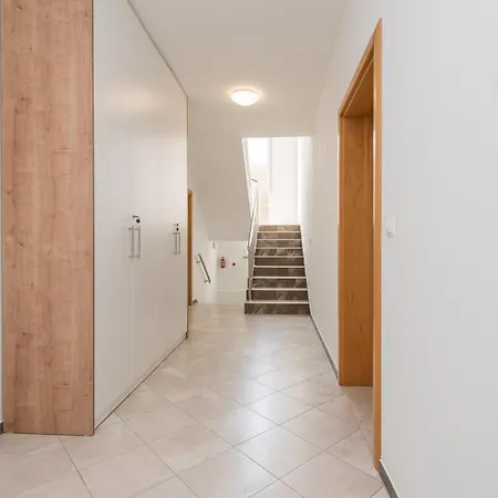 Petra S Bazenom, Rostiljem I Parkingom