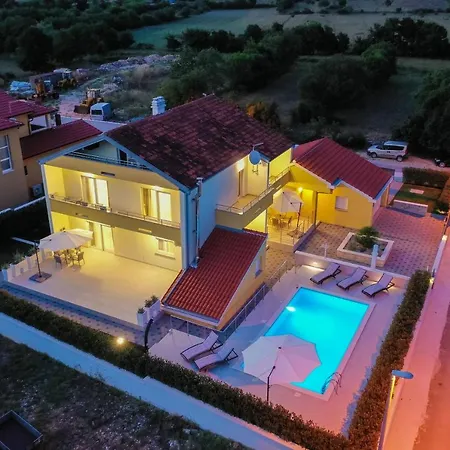 Petra S Bazenom, Rostiljem I Parkingom