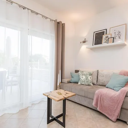 Petra S Bazenom, Rostiljem I Parkingom 扎达尔