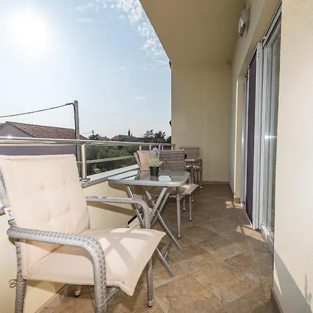 Petra S Bazenom, Rostiljem I Parkingom 扎达尔