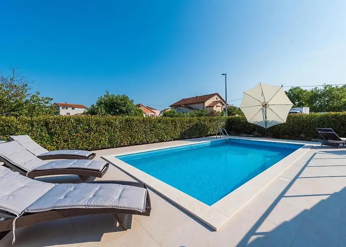 Petra S Bazenom, Rostiljem I Parkingom Appartement *