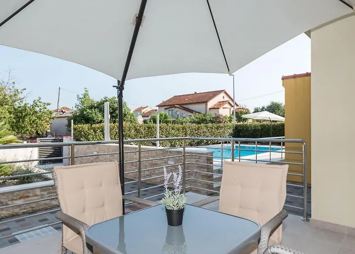 Petra S Bazenom, Rostiljem I Parkingom Appartement