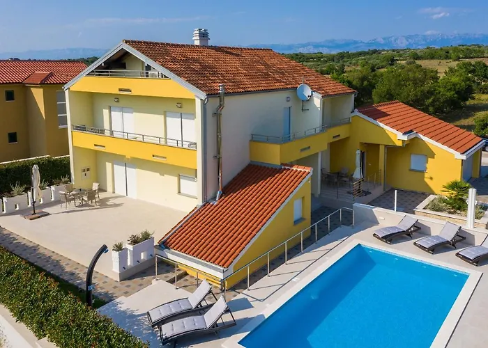 Appartement Petra S Bazenom, Rostiljem I Parkingom Zadar