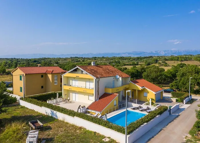 Appartement Petra S Bazenom, Rostiljem I Parkingom Zadar