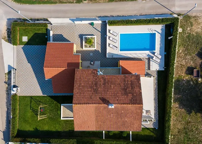 Petra S Bazenom, Rostiljem I Parkingom Appartement